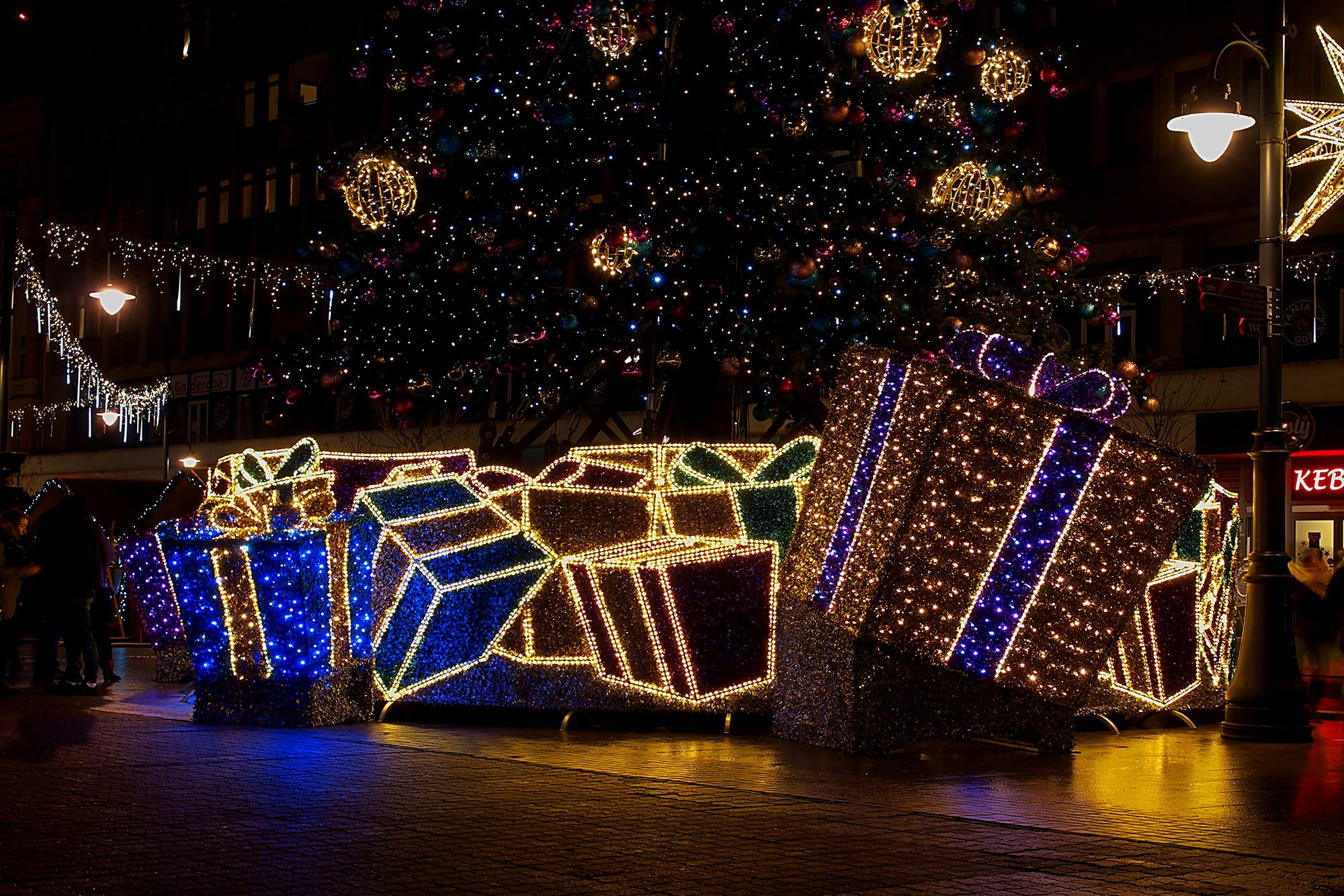 Outdoor String Lighting - A Pleasant Outdoor Yard Decor